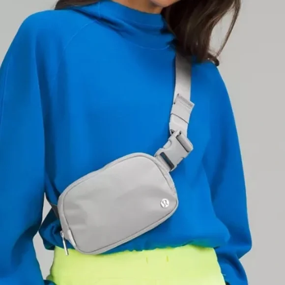 NWT Lululemon Everywhere Belt Bag in Silver Drop Gray - Picture 9 of 10